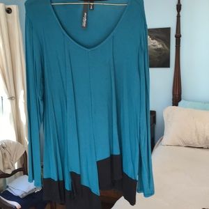 Women’s asymmetrical teal and black tunic in EUC